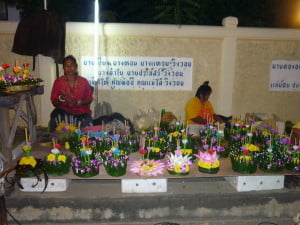 If you don't have the craft skills, or time to make your own, Loy krathongs are for sale, in the markets, along the riversides and festive areas.